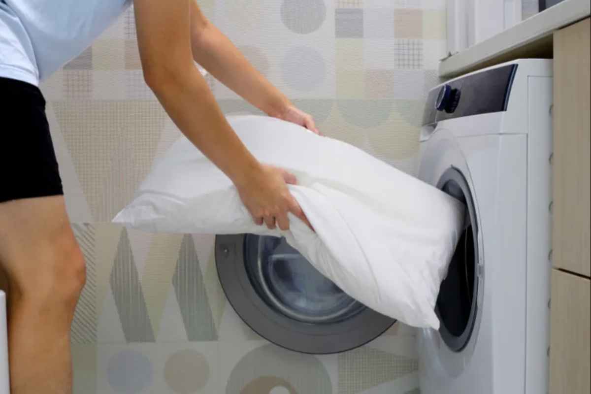 Dopo aver cosparso il bicarbonato, si consiglia di lasciarlo agire per almeno 30-60 minuti; nel caso di cuscini particolarmente impregnati di odori