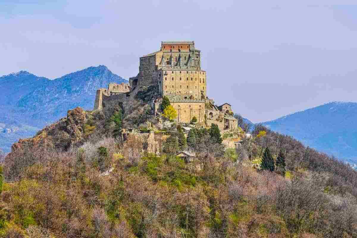 L'abbazia incastonata tra le montagne è un luogo magico unico al mondo