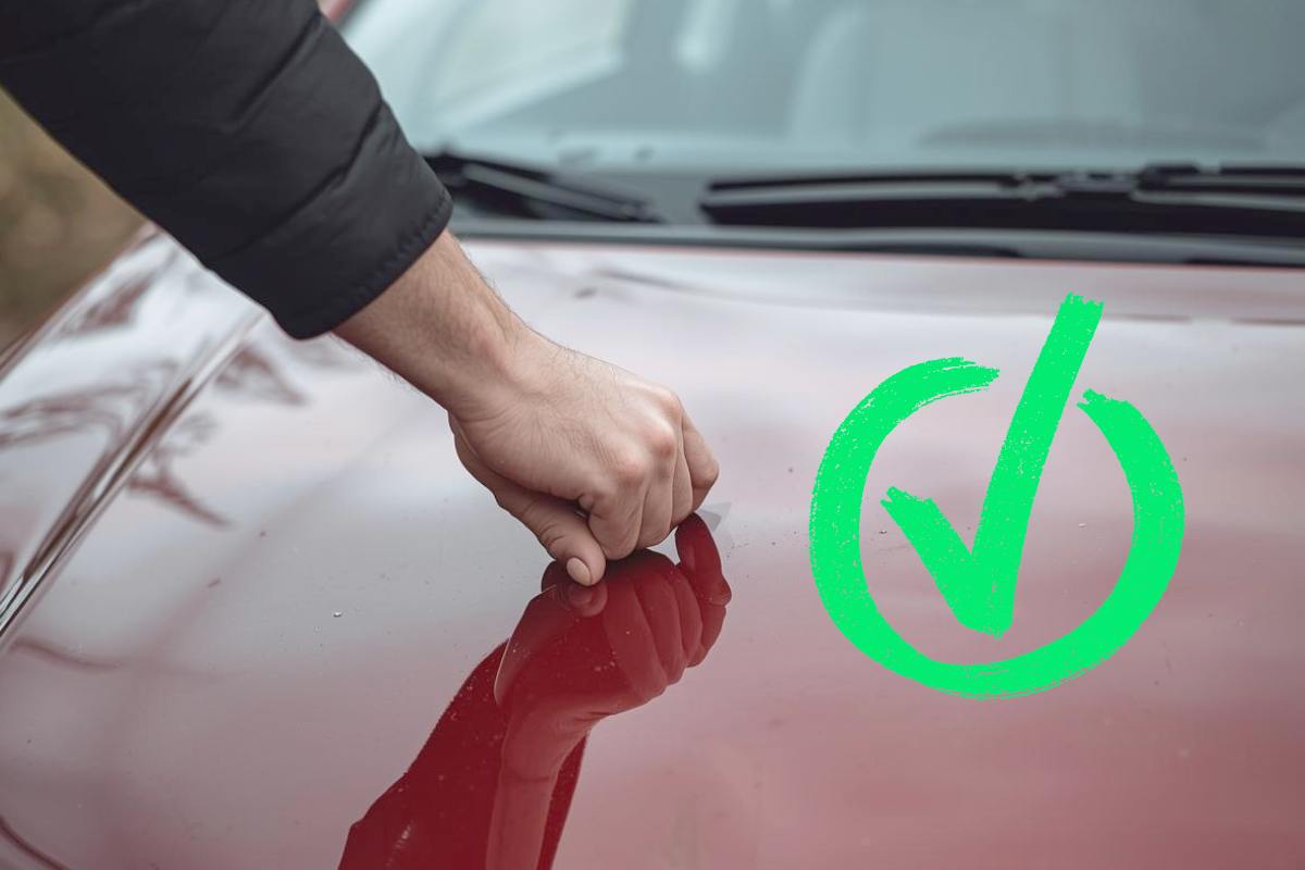 mano bussa cofano auto simbolo spunta verde