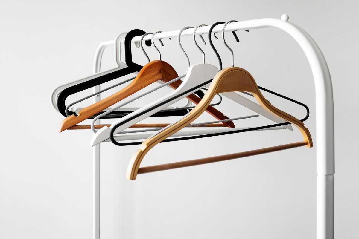 trucco da usare in casa con due stampelle