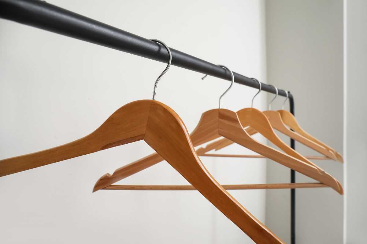 trucco da usare in casa con due stampelle