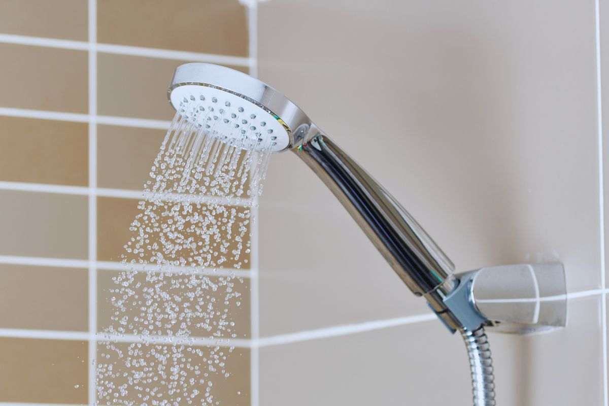 muffa e calcare nella doccia: come eliminarli